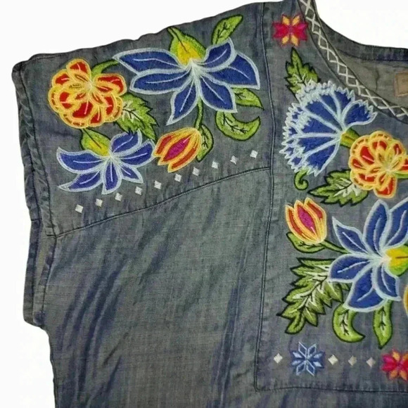 Double D Ranch Yoakum Texas Linen Blend Chambray Denim Floral Embroidered Top - Picture 2 of 5